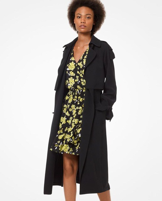 Gabardina de mujer drapeada en negro