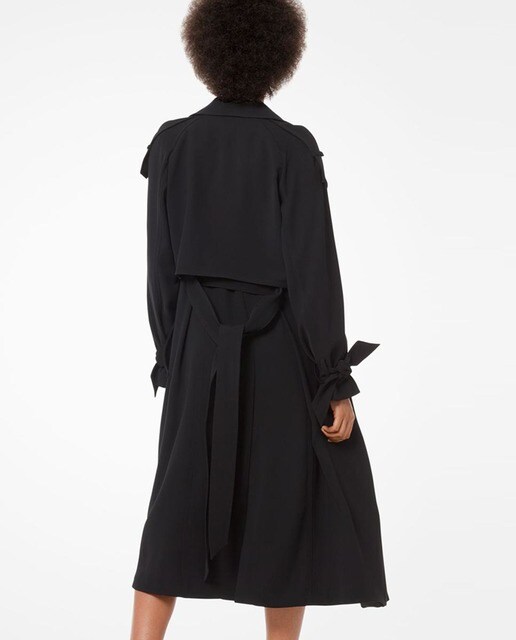 Gabardina de mujer drapeada en negro