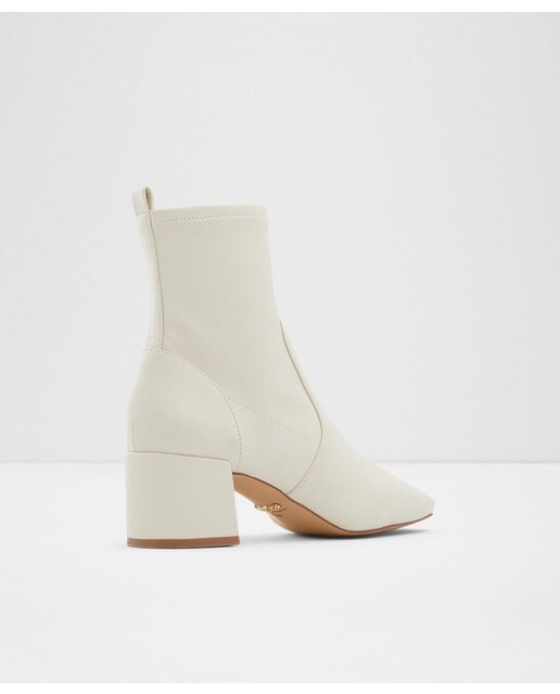 Botines de mujer en color blanco con punta cuadrada