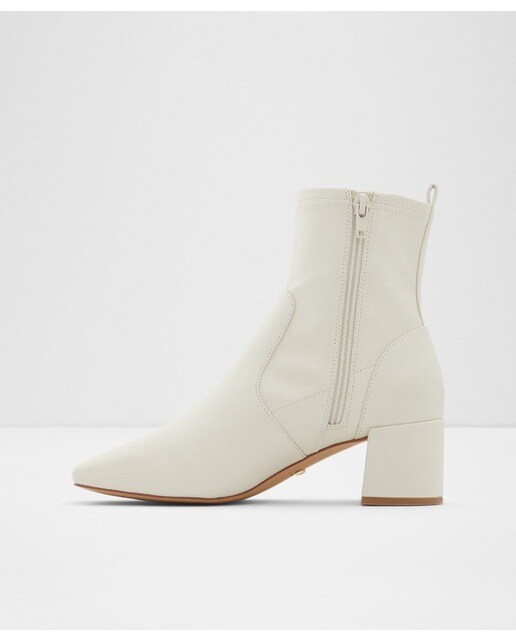 Botines de mujer en color blanco con punta cuadrada