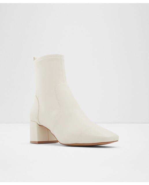 Botines de mujer en color blanco con punta cuadrada