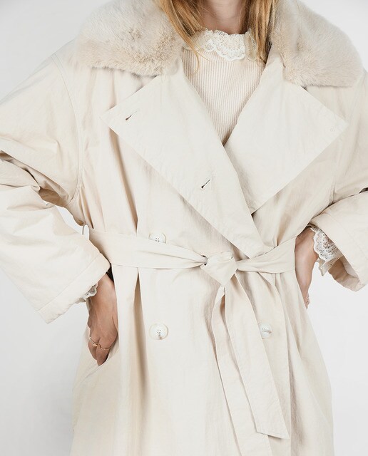 Gabardina de mujer con cuello de pelo y cinturón