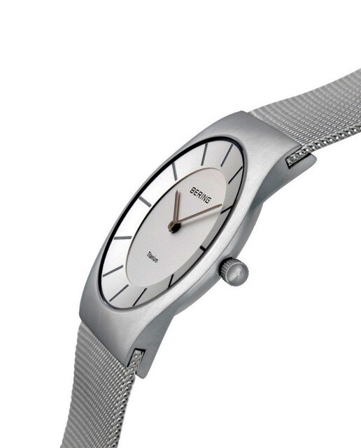 Reloj de mujer Bering 11935-000 CLASSIC con caja de Titanio y correa de malla