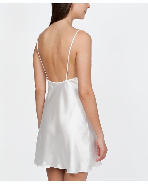 Camisón de mujer corto de satén en blanco