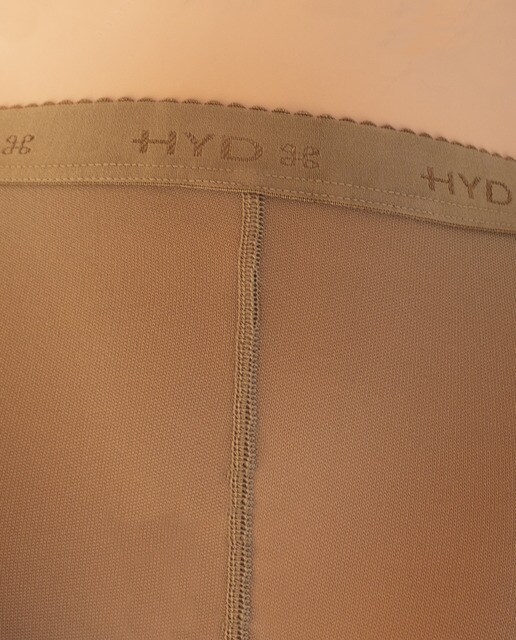 Panty de compresión graduada Cosmetic de 70 deniers y transparencia de 30 deniers. Malla lisa
