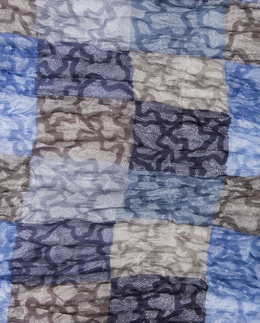 Fular Tous de seda con estampado de cuadros en azul y gris