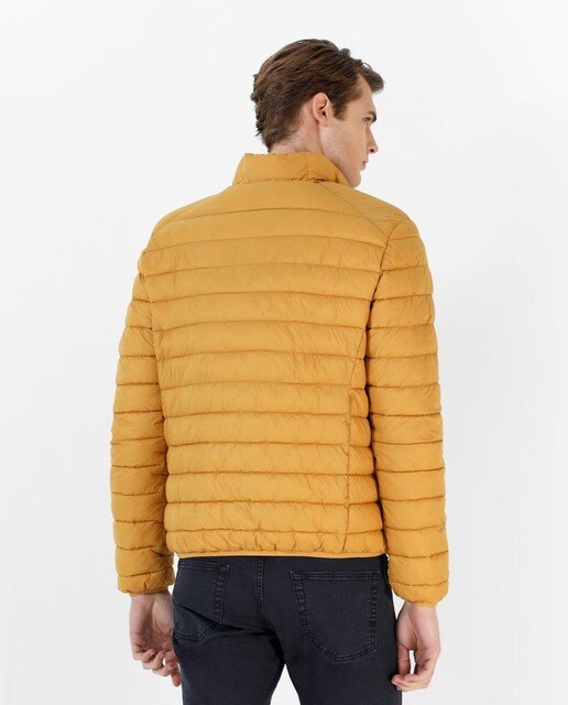 Chaqueta de abrigo de hombre acolchada en mostaza