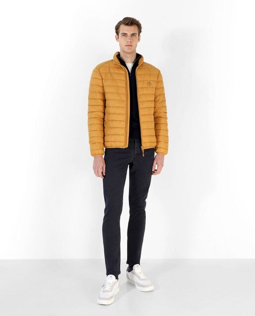 Chaqueta de abrigo de hombre acolchada en mostaza