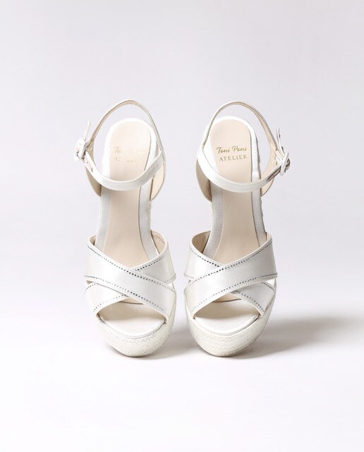 Sandalias de cuña de mujer Toni Pons de color blanco con cierre de hebilla