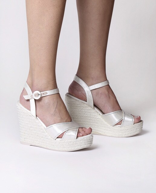 Sandalias de cuña de mujer Toni Pons de color blanco con cierre de hebilla