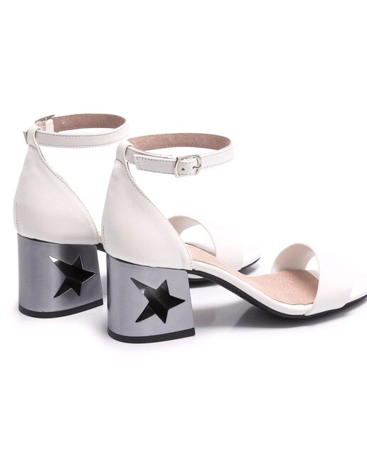 Sandalias de tacón de mujer Mustang en color blanco con detalle de estrella