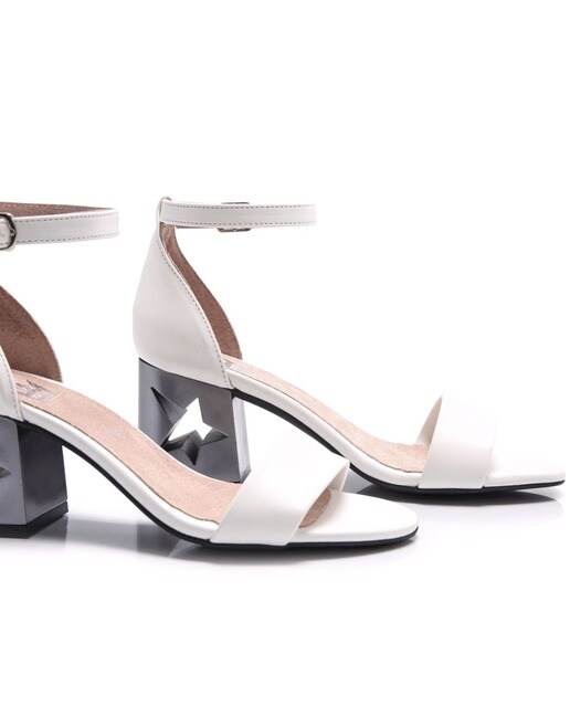Sandalias de tacón de mujer Mustang en color blanco con detalle de estrella