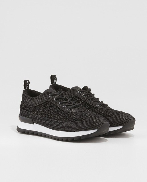 Zapatillas deportivas de mujer Gadea con rejilla metalizada de color negro