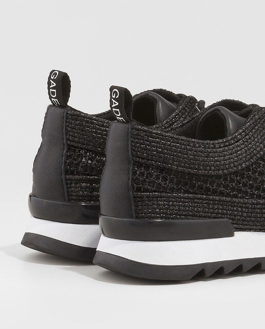 Zapatillas deportivas de mujer Gadea con rejilla metalizada de color negro