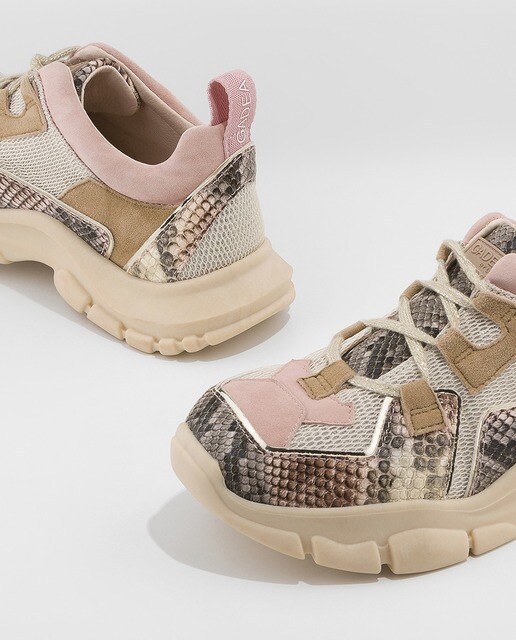 Zapatillas de piel de mujer Gadea con estampado animal y suela gruesa