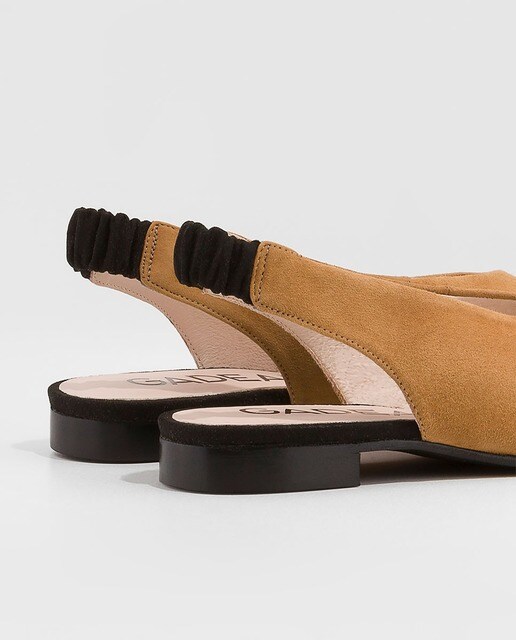 Zapatos planos de mujer Gadea destalonados de ante en color camel