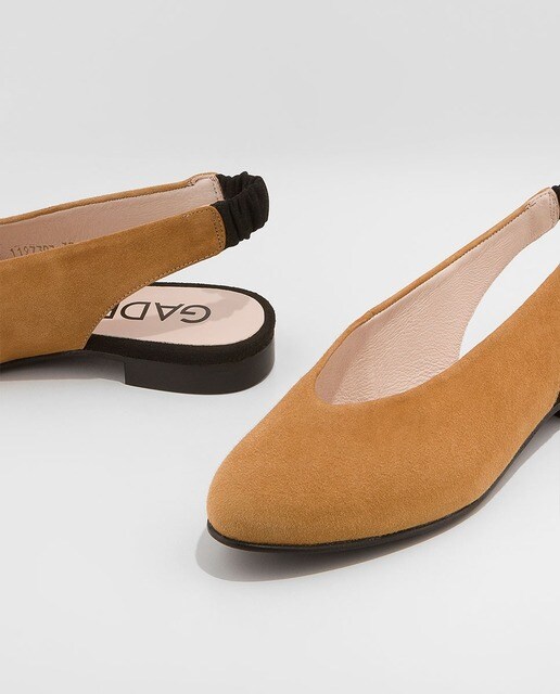 Zapatos planos de mujer Gadea destalonados de ante en color camel