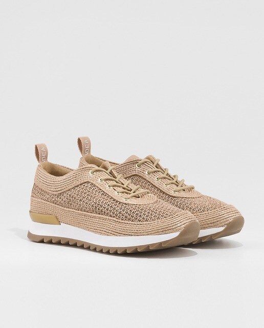 Zapatillas deportivas de mujer Gadea con rejilla metalizada de color beige