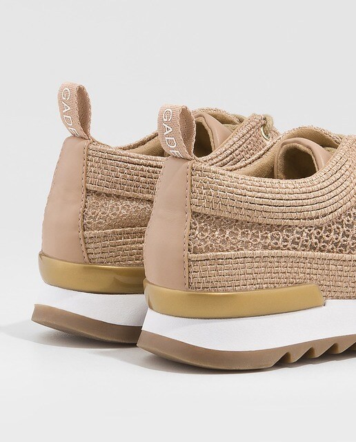 Zapatillas deportivas de mujer Gadea con rejilla metalizada de color beige
