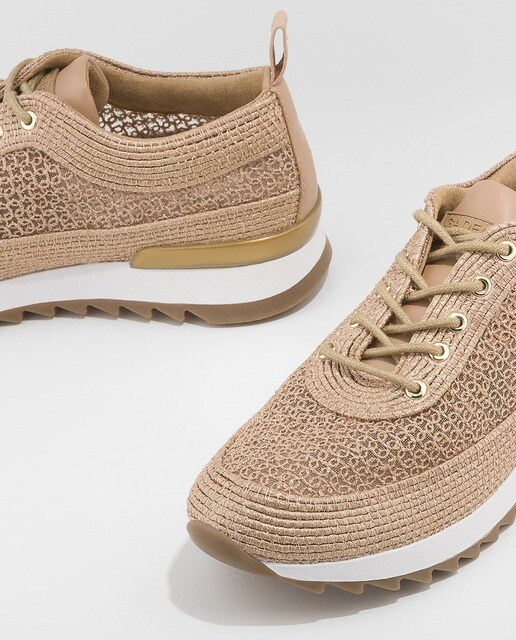 Zapatillas deportivas de mujer Gadea con rejilla metalizada de color beige