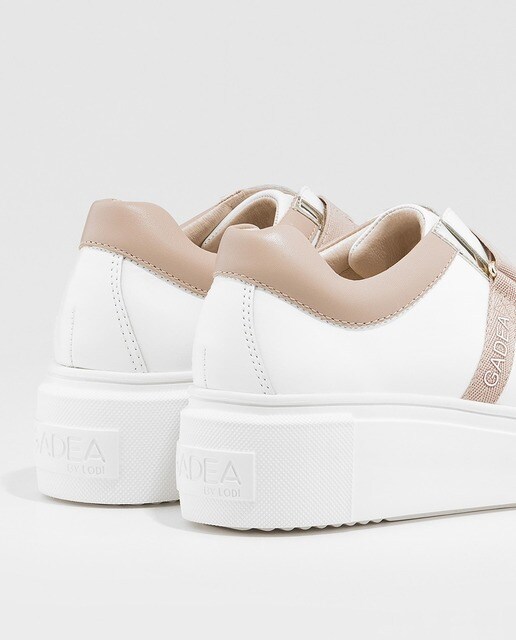 Zapatillas de piel de mujer Gadea en color blanco con gomas en rosa