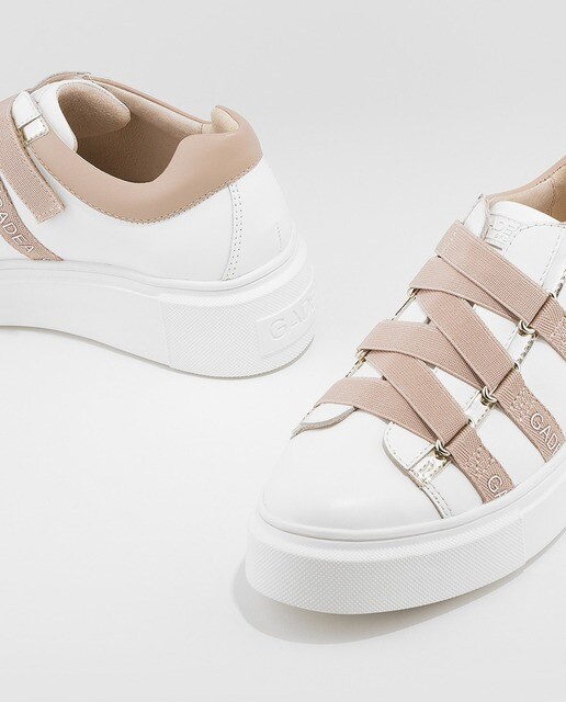 Zapatillas de piel de mujer Gadea en color blanco con gomas en rosa