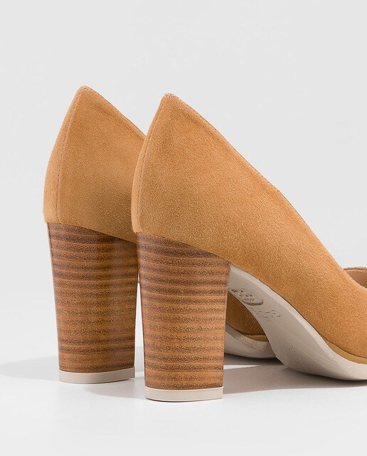 Zapatos de salón de mujer Gadea de ante en color camel