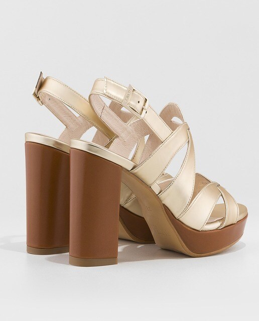 Sandalias de tacón de mujer Gadea de piel metalizada en color oro
