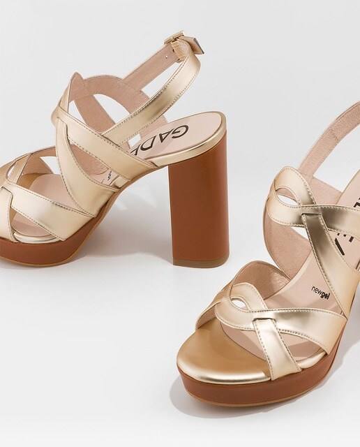 Sandalias de tacón de mujer Gadea de piel metalizada en color oro