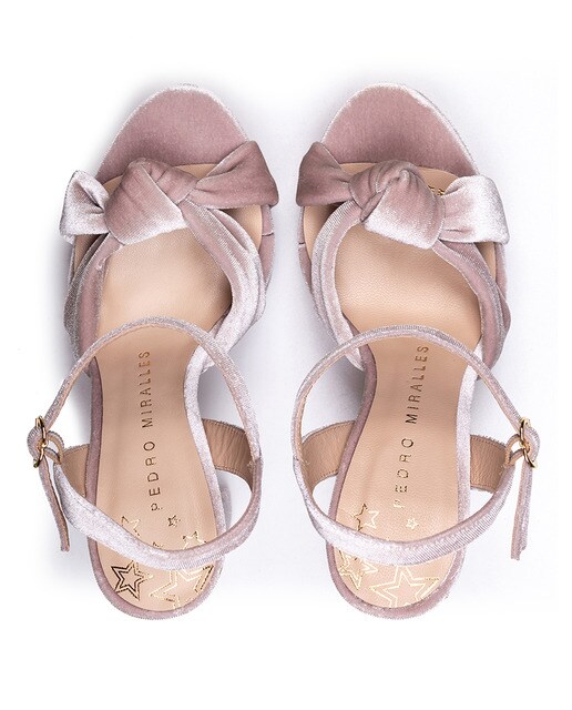 Sandalias de tacón de mujer Pedro Miralles de terciopelo en color nude con pala anudada