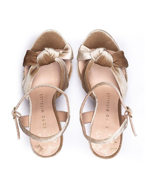 Sandalias de tacón de mujer Pedro Miralles de terciopelo en color oro con pala anudada