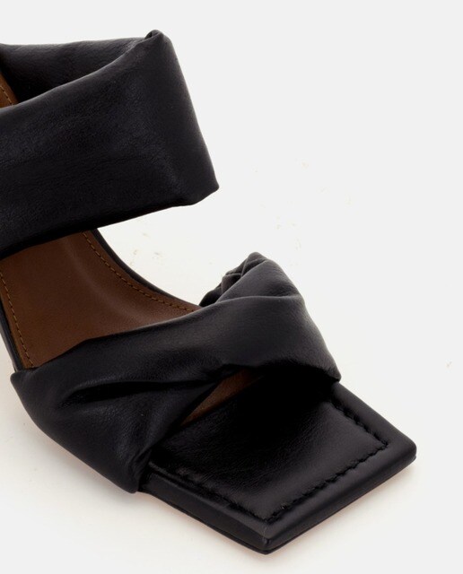 Mules de mujer Alohas de cuero en color negro
