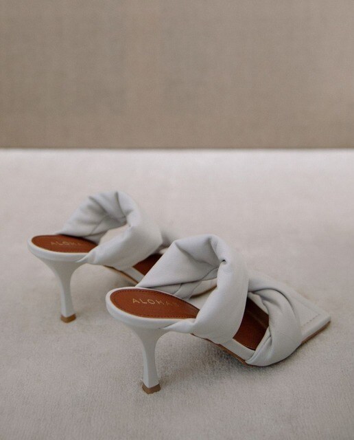 Sandalias de tacón de mujer Alohas Twist Strap de cuero en color blanco