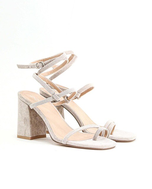 Sandalias de tacón de mujer en plata con hebilla