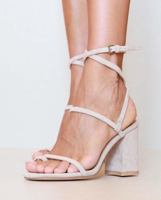 Sandalias de tacón de mujer en plata con hebilla
