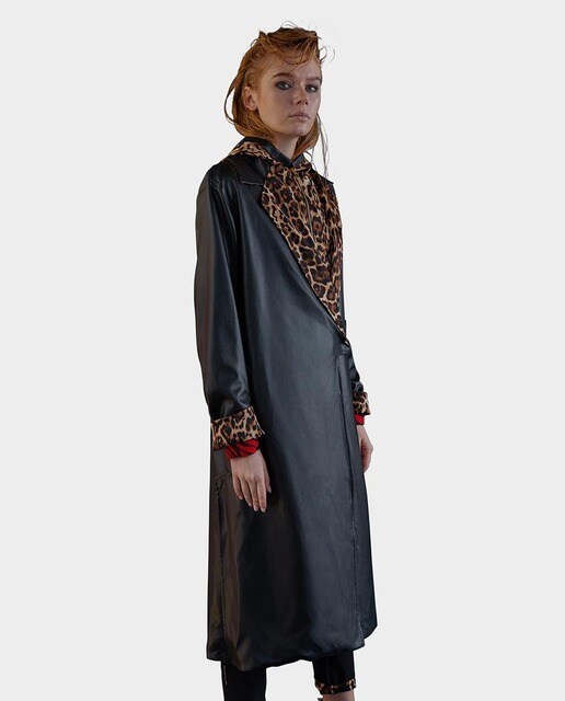 Gabardina de mujer con capucha y detalles animal print