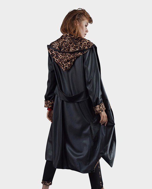 Gabardina de mujer con capucha y detalles animal print