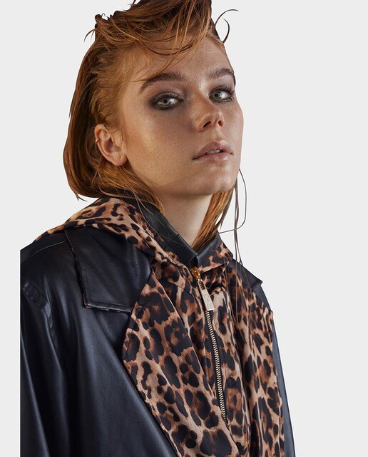 Gabardina de mujer con capucha y detalles animal print