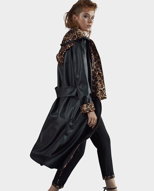 Gabardina de mujer con capucha y detalles animal print