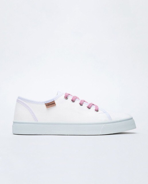 Zapatillas deportivas de mujer ecológicas de materiales reciclados en blanco