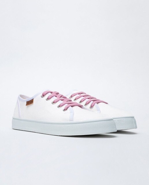 Zapatillas deportivas de mujer ecológicas de materiales reciclados en blanco