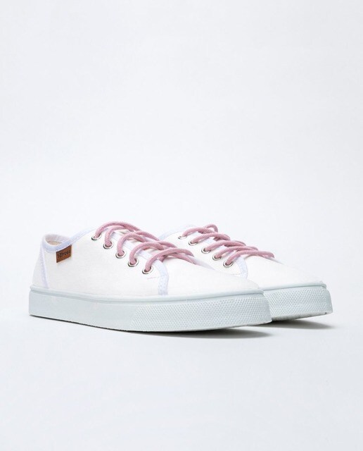 Zapatillas deportivas de mujer ecológicas de materiales reciclados en blanco