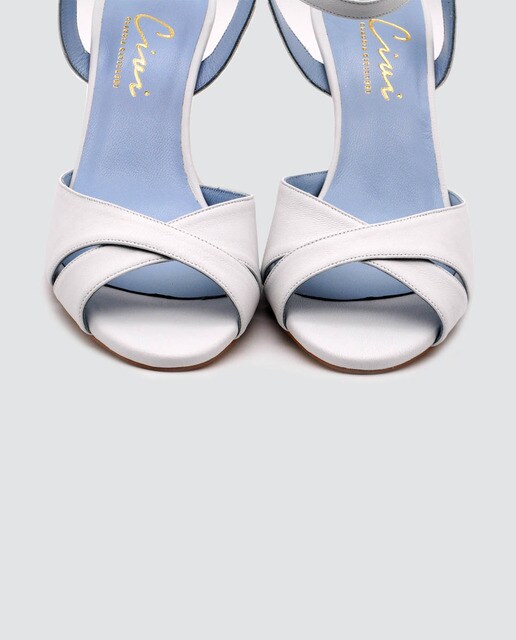 Sandalias de tacón en piel mate blanca y tacón en piel metalizada platino