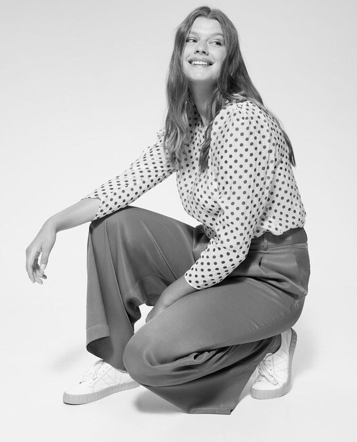 Pantalón ancho de mujer talla grande fluido con detalle de pinzas