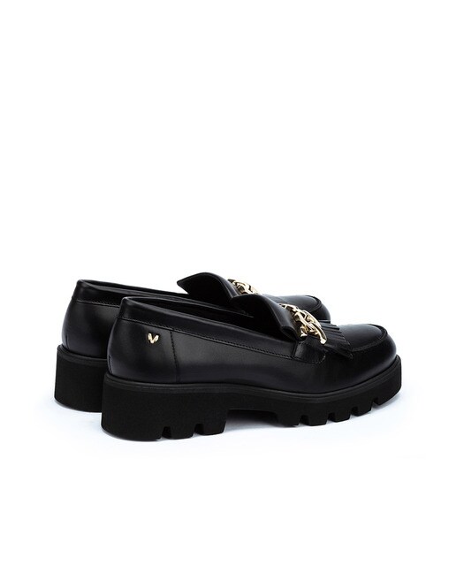 Mocasines de mujer de piel con trabilla en color negro