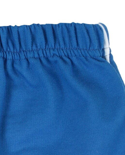 Bermuda deportiva de uniforme azul