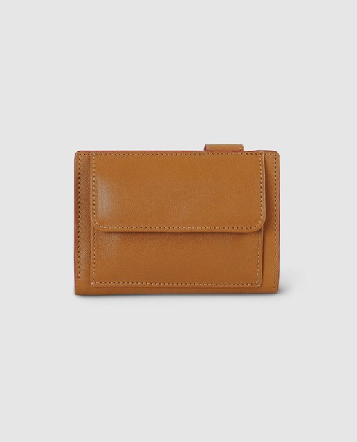 Cartera de piel color cuero con monedero y cierre de broche