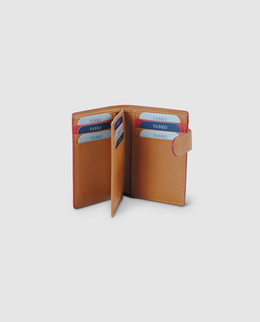 Cartera de piel color cuero con monedero y cierre de broche