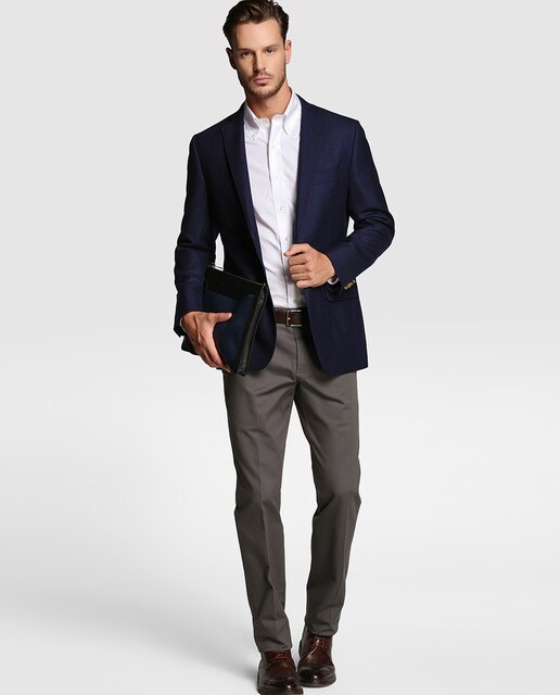 Chino de hombre gris