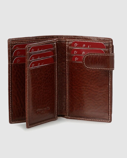 Cartera de piel marrón con cuatro departamentos